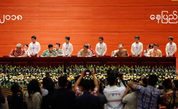 ပြည်ထောင်စုသဘောတူစာချုပ် အစိတ်အပိုင်း (၂) တွင် လက်မှတ်ရေးထိုးကြစဉ်(photo/MSCO)