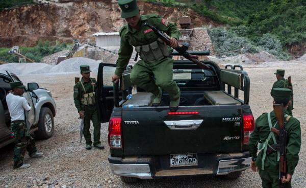 This photo taken on June 26, 2017 shows members of the United Wa State Army jumping off from a car as they arrive in Poung Par Khem region, near the Thai and Myanmar border. Photo: Ye Aung Thu/AFP