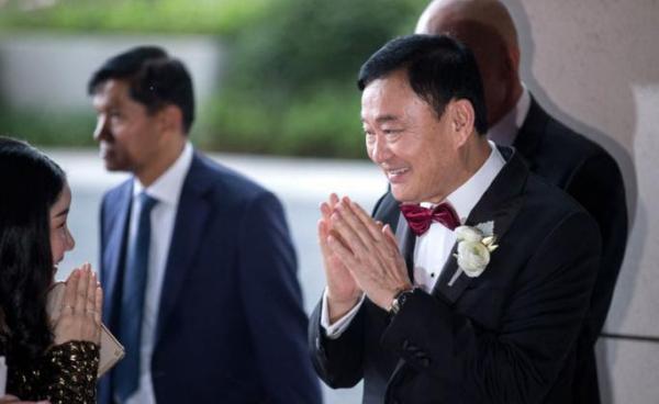 ၂၀၁၉ ခုနှစ်၊ မတ် ၂၂ ရက်က ဟောင်ကောင်ရှိ Rosewood Hong Kong ဟိုတယ်သို့ ထိုင်းနိုင်ငံရဲ့ ပြည်ပြေးဝန်ကြီးချုပ်ဟောင်း သက်ဆင်ရှင်နာဝတ်ထရာ ရောက်ရှိလာတာကို တွေ့မြင်ရစဉ်။ (ဓာတ်ပုံ - Jerome Favre/အီးပီအေ)