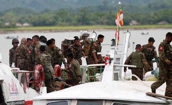 Myanmar soldiers arrive to Buthidaung jetty after ARSA attacks, at Buthidaung, August 29, 2017. Photo_Reuters
