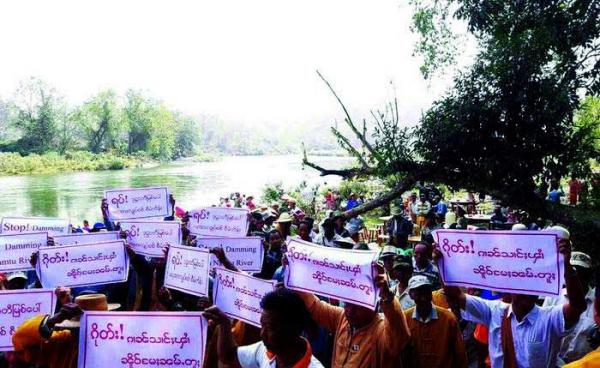 Photo Sipaw Youth/ နမ္မတူမြစ် (မြစ်ငယ်မြစ်)ပေါ် ရေကာတာစီမံကိန်း များအား ဒေသခံများက ၂၀၁၇ ခုနှစ်က ဆန့်ကျင်ကန့်ကွက်နေကြစဉ်