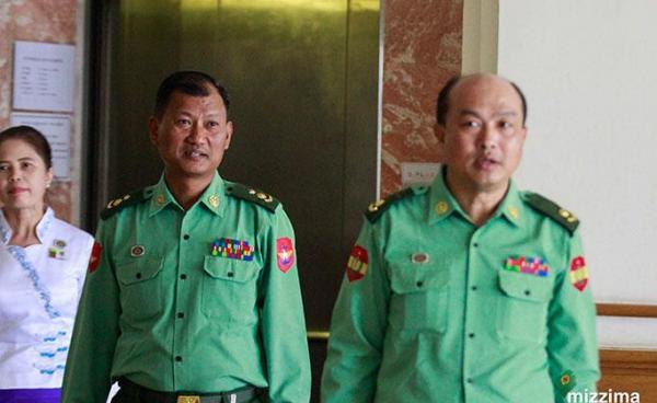 ဖွဲ့စည်းပုံအခြေခံဥပဒေပြင်ဆင်ရေးပူးပေါင်းကော်မတီအစည်းအဝေးသို့ တက်ရောက်လာသည့် ဒုတိယဗိုလ်မှူးကြီး မျိုးထက်ဝင်း(ဝဲ)နှင့် ဗိုလ်မှူး ဇင်လင်း(ယာ) (ဓာတ်ပုံ- မင်းမင်း/မဇ္ဈိမ)