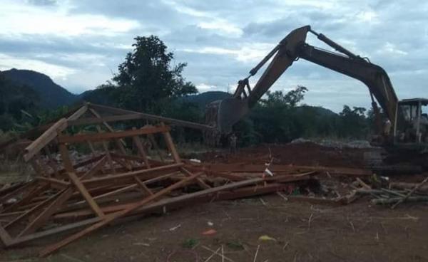 Photo by Mong Tong villager/မိုင်းတုံမြို့နယ်အတွင်းရှိ မိုင်းဖုန်းဆရာတော် ခူးဝါးဝန်းစုမ့်၏ တရားဟောကျောင်းဆောင်အား လက်နက်ကိုင်တပ်ဖွဲ့မှ ဖျက်ဆီး