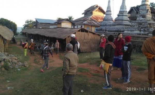 Photo by Lun Sai : မန်စံဘုန်းကြီးကျောင်းရှိ စစ်ဘေးရှောင်များအား ပြည်သူ့လွှတ်တော်ကိုယ်စားလှယ် နန်းခမ်းအေးမှ ၀င်ရောက်ကြည့်ရှုနေစဉ်