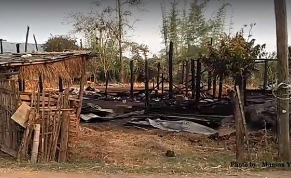 Photo by Mansan Youth- တိုက်ပွဲကြောင့် လက်နက်ကြီးကျည်ထိမိပျက်စီးမီးလောင်သွားတဲ့ မိုင်းမုရွာက နေအိမ်