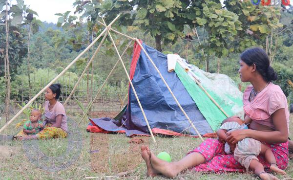 ပုဏ္ဏားကျွန်းမြို့နယ် ဖက်ဝန်းချောင်းကျေးရွာမှ သင်းပုန်းတန်းကျေးရွာသို့ ခိုလှုံရန်ရာက်ရှိနေကြသည့် စစ်ဘေးရှောင်များအားတွေ့ရစဉ်။ ဓာတ်ပုံ - သက်နိုင်