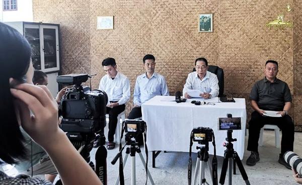 RCSS/SSA ဥက္ကဋ္ဌ ဗိုလ်ချုပ်ကြီး ယွက်စစ်နှင့် အဖွဲ့ ၂၀၁၉ ခုနှစ်၊ အောက်တိုဘာ ၂၇ ရက် ထိုင်းနိုင်ငံမှာ သတင်းစာ ရှင်းလင်းပွဲလုပ်နေစဉ်။ photo - Tai Freedom(fb)