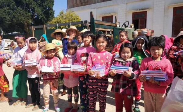 Photo by Mr. Moon On/နားမခေါ်ဘုန်းကြီးကျောင်းရှိ စစ်ဘေးရှောင် ကျောင်းသားလူငယ်လေးများအား စေတနာရှင်များကကူညီထောက်ပံ့မှုပေးအပ်