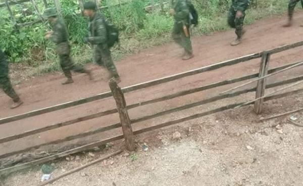 တိုင်းရင်းသားလက်နက်ကိုင်တပ်သားများ ကျေးရွာတွင်း တွေ့ရစဥ် 