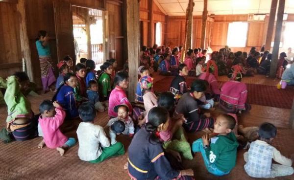 Photo by Dear Ranger/ မိုင်းကိုင်မြို့နယ်အတွင်း ဖြစ်ပွါးသောတိုက်ပွဲကြောင့် ဓမ္မဝိဟာရဘုန်းကြီးကျောင်းသို့ စစ်ဘေးရှောင် ခိုလှုံနေရသော စစ်ဘေးရှောင်များ