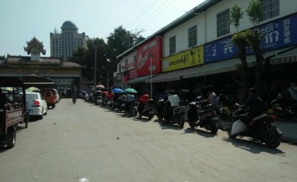 မူစယ်ဆင်ဖြူနယ်စပ်ဂိတ်ဖြတ်ဖို့ နာရီနှင့်ချီတန်းစီစောင့်ဆိုင်းနေရသည့် ခရီးသွားပြည်သူလူထု