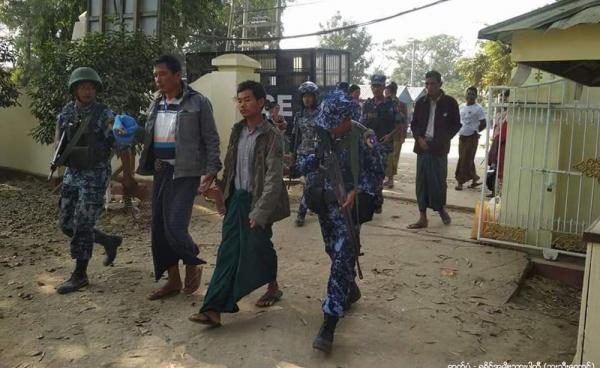 (ဖမ်းဆီးခံနေရသည့် ကျေးရွာအုပ်ချုပ်ရေးမှူးနှင့် အရပ်သားတစ်ဦးကို တွေ့ရစဉ်)