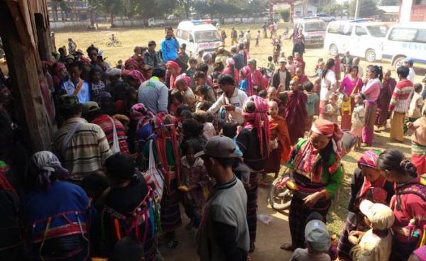 Photo Credit to Shar Htat Paing/ မန်လီဘုန်းကြီးကျောင်းရောက် စစ်ဘေးရှောင်များ