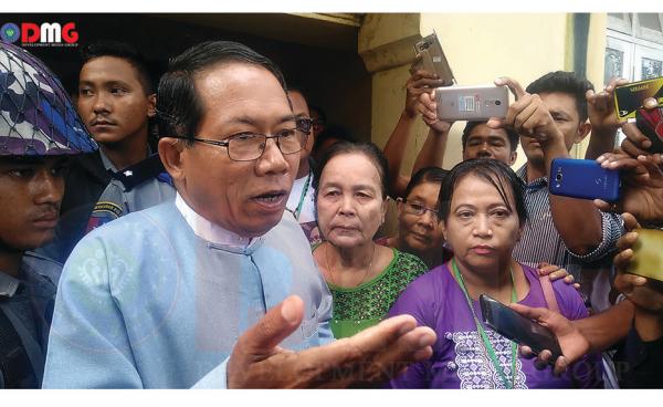 (ပုံစာ - ဒေါက်တာအေးမောင်သည် ရခိုင့်ဦးဆောင်ပါတီကို ဦးဆောင်တည်ထောင်သူတစ်ဦး ဖြစ်သည်။)