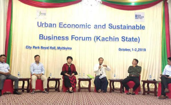 City Park Royal တွင်ဆွေးနွေးနေစဉ်