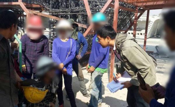 Photo by Prachachat/ လုပ်ငန်းခွင်များသို့ ထိုင်းအာဏာပိုင်များ ကွင်းဆင်းစစ်ဆေးနေသည်ကိုတွေ့ရစဉ်