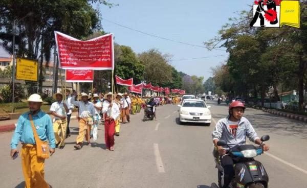 Photo by SHAN- လားရှိုးမြို့တွင် သိမ်းဆည်းခံထားရသောလယ်ယာမြေများအား လူထုထံပြန်လည်အပ်နှံပေးဖို့ တောင်သူလယ်သမားရာနှင့်ချီ လမ်းလျှောက်ဆန္ဒဖော် ထုတ်