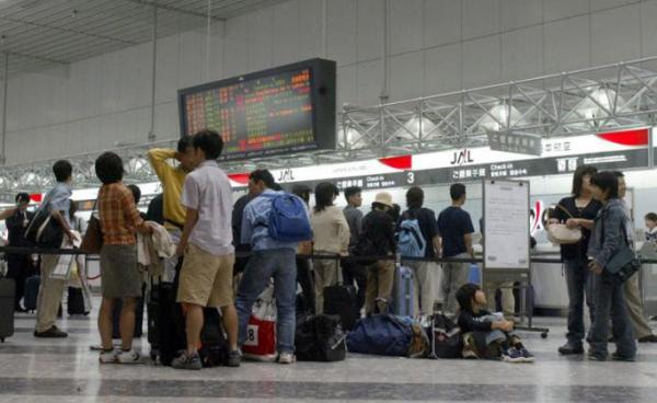 Passengers are stranded at Chitose Airport in Chitose city, Hokkaido. Photo: EPA