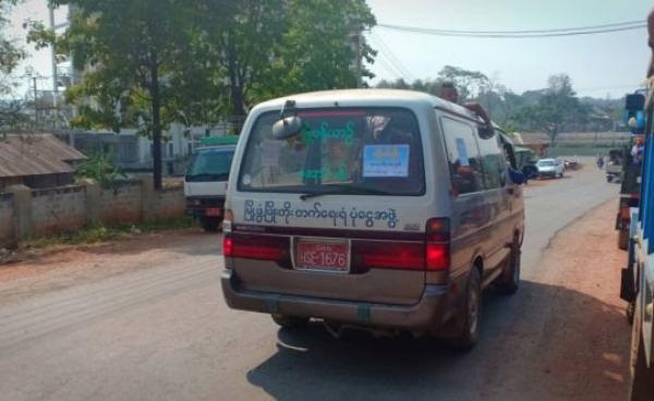 Photo by SHAN- သေဆုံးသူများ၏အလောင်းများအား အသုဘချရန် ဆွေမျိုးမိဘများကလိုက်ပါပို့ဆောင်နေကြစဉ်