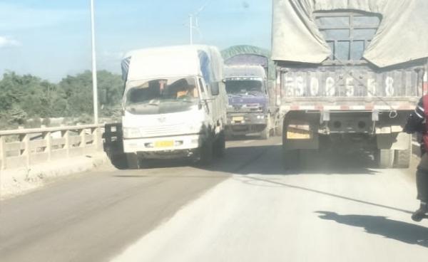 Photo Muse Youth- တရုတ်မြန်မာနယ်စပ်ကကုန်ကားများ