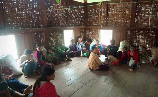 Photo Credit to Sipaw Youth / စစ်ဘေးရှောင် မန်လီရွာသားတချို့အားတွေ့ရစဉ်