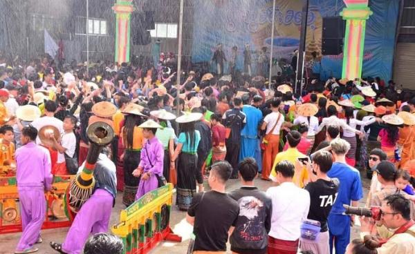 Photo by Sai Yan Naung- သျှမ်းပြည်နယ်မြို့တော် တောင်ကြီးတွင် ပထမအကြိမ်အဖြစ် သျှမ်းတိုင်းရင်းသားလူငယ်များက ရိုးရာသင်္ကြန် ပွဲ ဧပြီလ ၁၉ ရက်နေ့က စည်ကားသိုက်မြိုက်စွာ ကျင်းပ