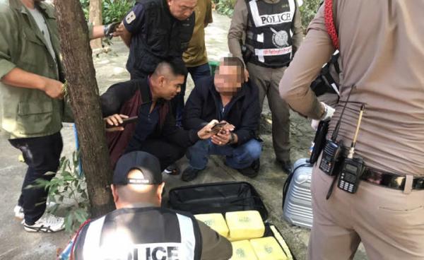 Photo Credit to Chiang Rai Report- မယ့်ကျန်းထိုင်းရဲများဖမ်းဆီးခြင်းခံရသည့် စစ်သားဟောင်း မစ္စတာ အဒီးဆတ်၏ကားအတွင်းပါ မူးယစ်ဆေးဝါးများ