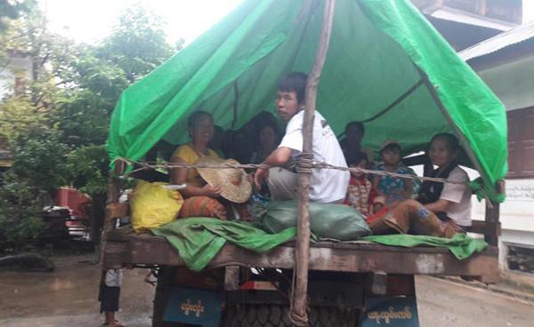 Photo by Ko Sai /နားလွယ်ရွာ လုံးလှဖွန်းဂိုဒေါင်မှ စစ်ဘေးရှောင်များ ပျော်ပျော်ပါးပါးနေရပ်ပြန်ကြစဉ်