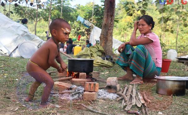 ပုဏ္ဏားကျွန်းမြို့နယ် သင်းပုန်းတန်း စစ်ဘေးရှောင်စခန်းမှ မြင်ကွင်းတစ်ခု/ ဓာတ်ပုံ - သက်နိုင်