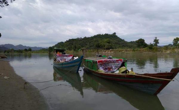 (ကယ်ဆယ်ရေးပေးရန်သွားရာတွင် ဇန်နဝါရီလ ၇ ရက်နေ့က တားဆီးခံလိုက်ရသည့် ပေါက်တောမြို့နယ် ထောက်ပံ့ရေးအဖွဲ့စက်လှေ)