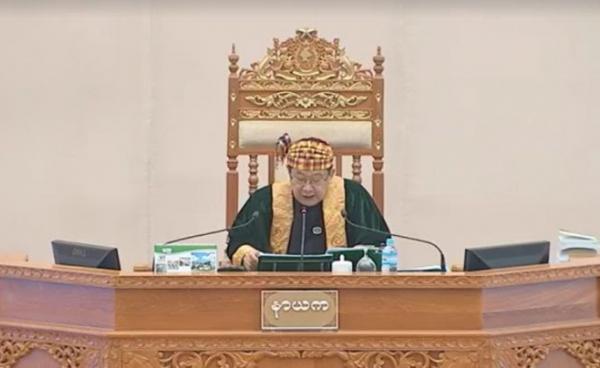 Photo Credit to Pyidaungsu Hluttaw / ၂၀၀၈ ဖွဲ့စည်းပုံအခြေခံဥပဒေပြင်ဆင်ရေး ကော်မတီဖွဲ့စည်းရန် ဦးအောင်ကြည်၏ အရေးကြီးအဆိုအားလွှတ်တော်က အတည်ပြုကြောင်းပြည်ထောင်စု လွှတ်တော် နာယကကြီးက ကြေငြာနေစဉ်