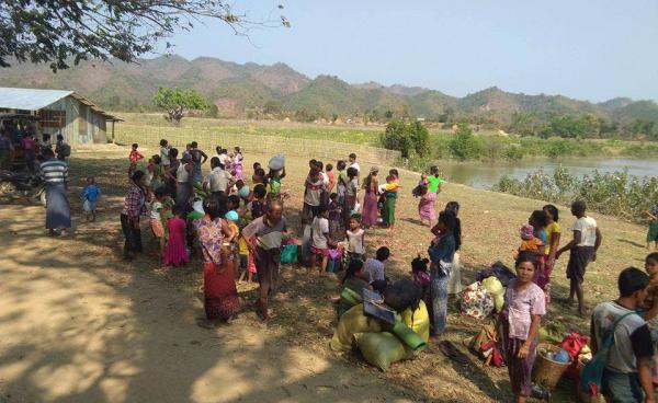 ထွက်ပြေးလာသူများကို တွေ့ရစဉ်/ ဓာတ်ပုံ- ခင်မောင်ဆန်းပို့စ်