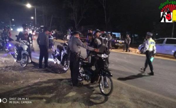 Photo by Ying Tai (SHAN) - တောင်ကြီး မြို့ပြင် ၊ သစ်တောဂိတ် Royal Taunggyi hotel အနီးတွင် ဧပြီလ (၁၀) ရက်နေ့ ည ရ နာရီ ဝန်းကျင် အချိန်၌ သျှမ်းပြည်နယ် ရဲတပ်ဖွဲ့ နှင့် အုပ်ချုပ်ရေးပိုင်းအဖွဲ့များပူးပေါင်း၍ ပိတ်ဆို့ရှာဖွေမှုများ ပြုလုပ်