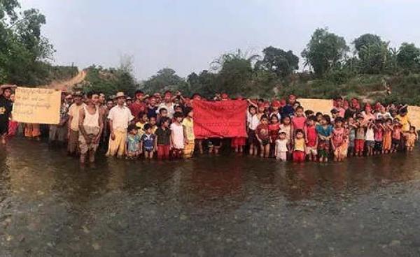 Photo Credit to Numma Youth- နမ္မချောင်းပေါ် ရေကာတာအလိုမရှိကြောင်း နမ္မဒေသခံများ ဆန္ဒထုတ်ဖော်နေပုံ (ပုံဟောင်း)