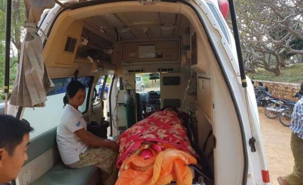 Photo Credit to ကျောက်မဲမြို့သတင်းရပ်ဝန်း- ကျည်ဆန်ထိမှန်သော မိုင်းငေါ့မြို့သူ နန်းခမ်းလှအား ဆေးရုံသို့ပို့ဆောင်စဉ်