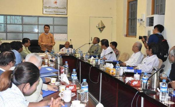 ရန်ကုန်တိုင်းဒေသကြီးအစိုးရအဖွဲ့နှင့် Eleven Media တို့အကြားဖြစ်ပေါ်ခဲ့သော သတင်းရေးသားမှုများနှင့် ပတ်သက်၍ သတင်းမီဒီယာကောင်စီဥက္ကဌနှင့် အဖွဲ့ဝင်များ၊ မီဒီယာများနှင့် တွေ့ဆုံ၍ ညှိနှိုင်းနေစဉ်။ ဓာတ်ပုံ-ဦးဖြိုးမင်းသိန်း