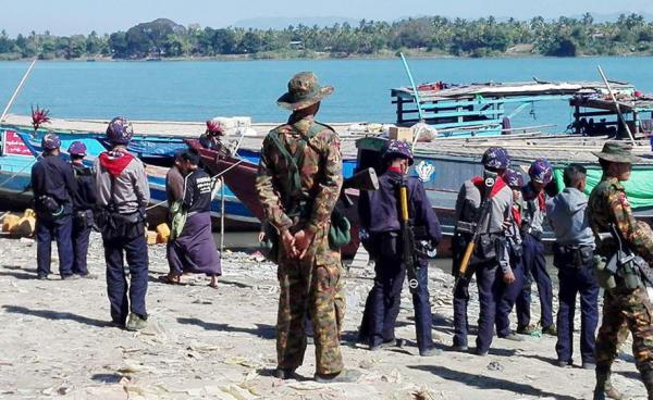 စက်လှေများကို စစ်ဆေးနေကြသည့် လုံခြုံရေးတပ်ဖွဲ့ဝင်များအား တွေ့ရစဉ်။ ဓာတ်ပုံ - Kyaw Hla Myint