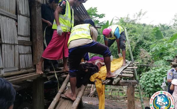 Photo လားရှိုး လူငယ်များလူမှုကူညီရေးအဖွဲ့၊ လားရှိုးမြို့- သေနတ်ပစ်ခံရသူဦးမာကူး၏ အလောင်းအား လားရှိုး လူငယ်များလူမှုကူညီရေးအဖွဲ့ ကသွားရောက်ယူဆောင်လာစဉ်