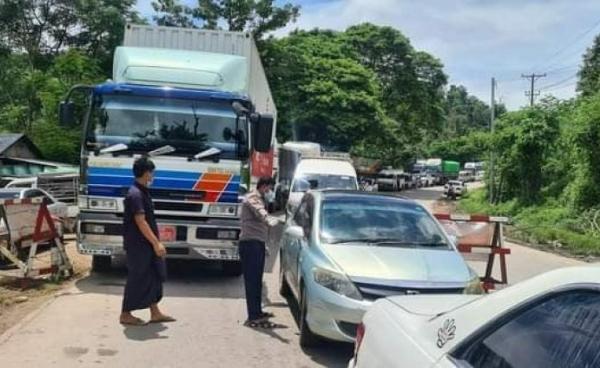 စစ်ကောင်စီမှ စစ်ဆေးမှု ပြုလုပ်စဥ်