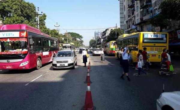 ရန်ကုန်မြို့အတွင်း ယာဉ်စည်းကမ်း ၊ လမ်းစည်းကမ်းထိန်းသိမ်းရေးဆောင်ရွက်နေကြသော ယာဉ်ထိန်းတပ်ဖွဲ့ဝင်များ ။ဓာတ်ပုံ - Yangon Traffic Police