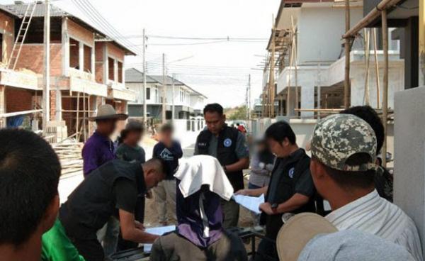 Photo Credit to CM News/ ရွှေ့ပြောင်းအလုပ်သမားများအား ထိုင်းအာဏာပိုင်များက စစ်ဆေးမှုပြုနေစဉ်