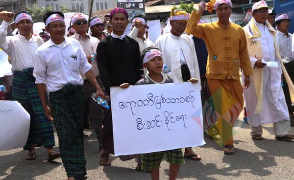 ဧပြီ ၂၂၊ ၂၀၁၉ မြစ်ဆုံစီမံကိန်း အပြီးဖျက်သိမ်းပေးရန် ဝိုင်းမော်ဒေသခံ ထောင်ပေါင်းများစွာ ဆန္ဒပြ