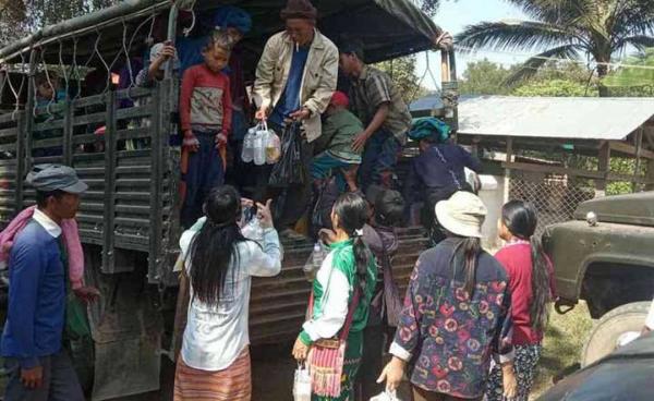 Photo by Mong Pan Youth/ သံလွင်အရှေ့ခြမ်းရောက် မိုင်းပန်မှစစ်ဘေးရှောင်များအား နေရပ်ပြန်ပို့