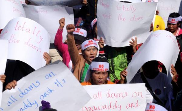 People from Kachin State shout slogans and hold placards during a protest held to show opposition to the Irrawaddy Myitsone Dam project in Myitkyina, Kachin State, Myanmar, 07 February 2019. Photo: Si Thu MKN