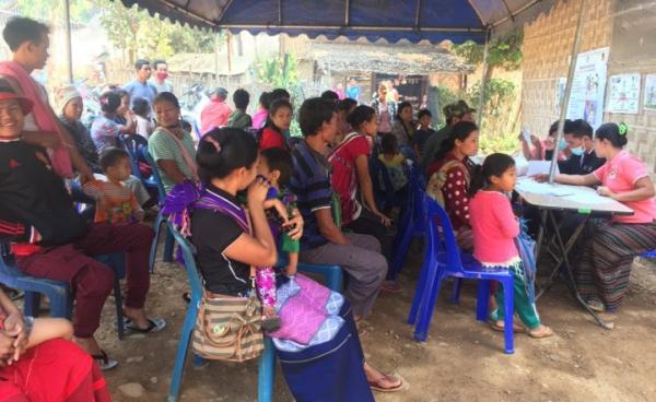 ရောဂါလာရောက်စစ်ဆေးခံကြသည့် ပြည်သူများအချို့ ပုံ…ခူးဖရဲရယ်