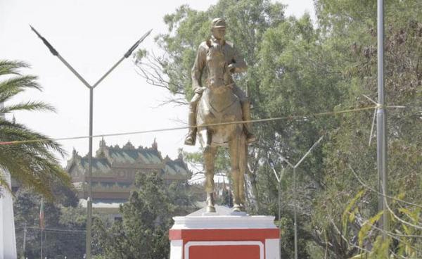 လွိုင်ကော်မြို့ရှိ ဗိုလ်ချုပ်မြင်းစီးကြေးရုပ် (ဓာတ်ပုံ- Union of Karenni State Youth-UKSY)