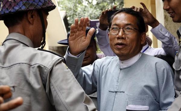 မတ်လ ၆ ရက်က စစ်တွေတရားရုံးတွင် ဒေါက်တာအေးမောင်အား ရုံးထုတ်လာစဉ်။ ဓာတ်ပုံ-EPA