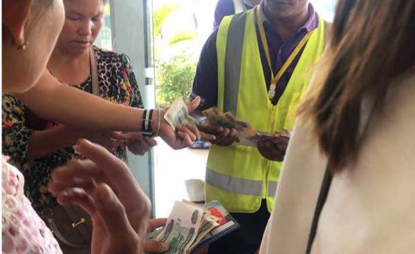 Photo by LSO Sai -လားရှိုးလေဆိပ်တွင် ခရီးသည်များထံမှ ပိုက်ဆံကောက်နေသည်ကိုတွေ့ရစဉ်