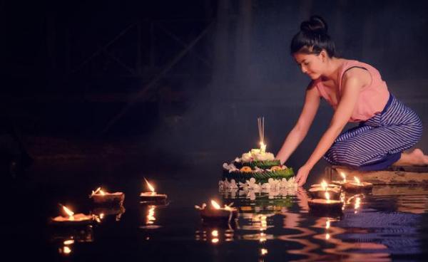 Photo Credit to MThai – ကရထုန်းမီးမျောနေတဲ့ လှပျိုဖြူတဦး