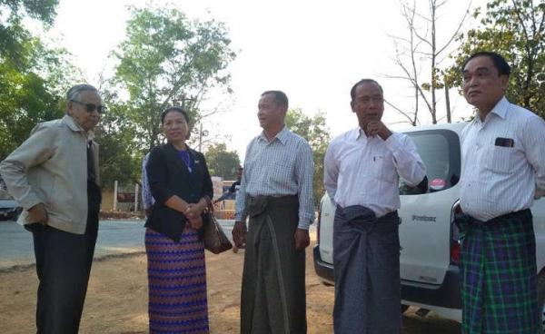 လွတ်မြောက်လာသူများကို ALP ဒုဥက္ကဋ္ဌ ခိုင်စိုးနိုင်အောင်နှင့် အတူတွေ့ရစဉ်